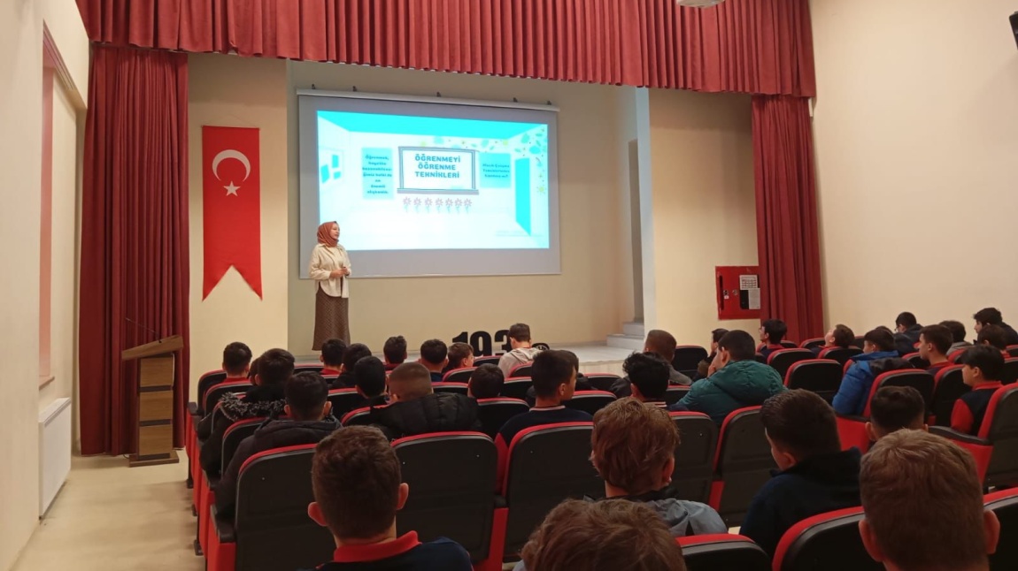 Öğrencilerimize Verimli Ders Çalışma Yöntemleri Semineri Verildi...