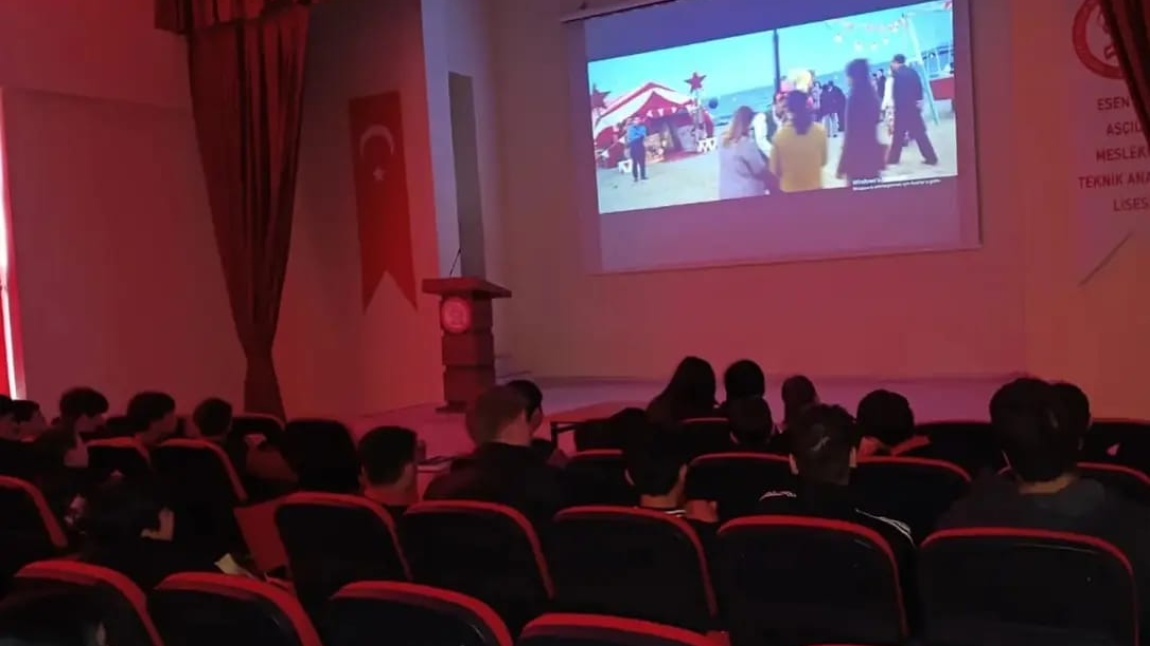 Değerler eğitimi kulübü olarak Aralık ayı atık kağıt toplama yarışmamızın kazanan sınıfları ile film etkinliği gerçekleştirdik. 